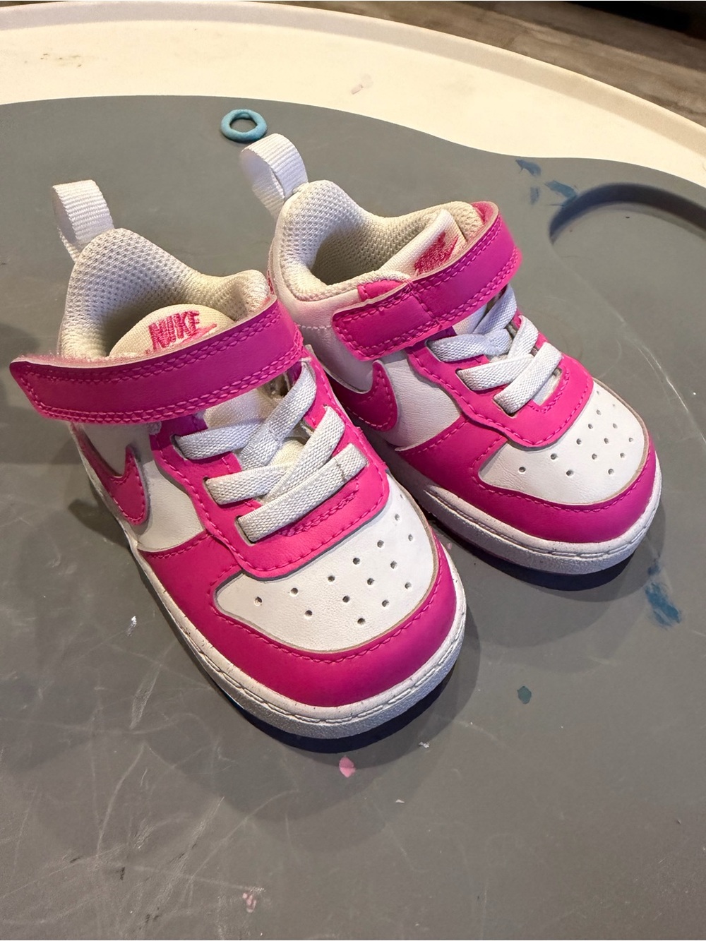 Nike Kids White and Pink Velcro Low-Top Sneakers